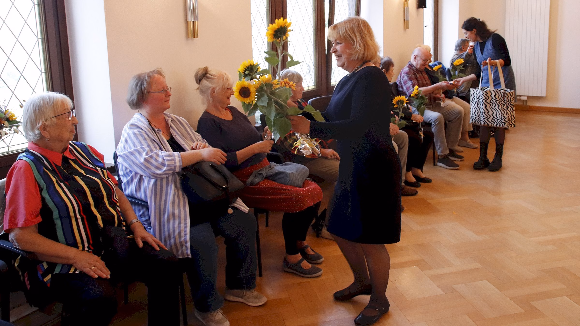Die beteiligten Künstlerinnen und Künstler bekamen zum Dank ein Sektchen und eine Sonnenblume - Foto: J. Frintert