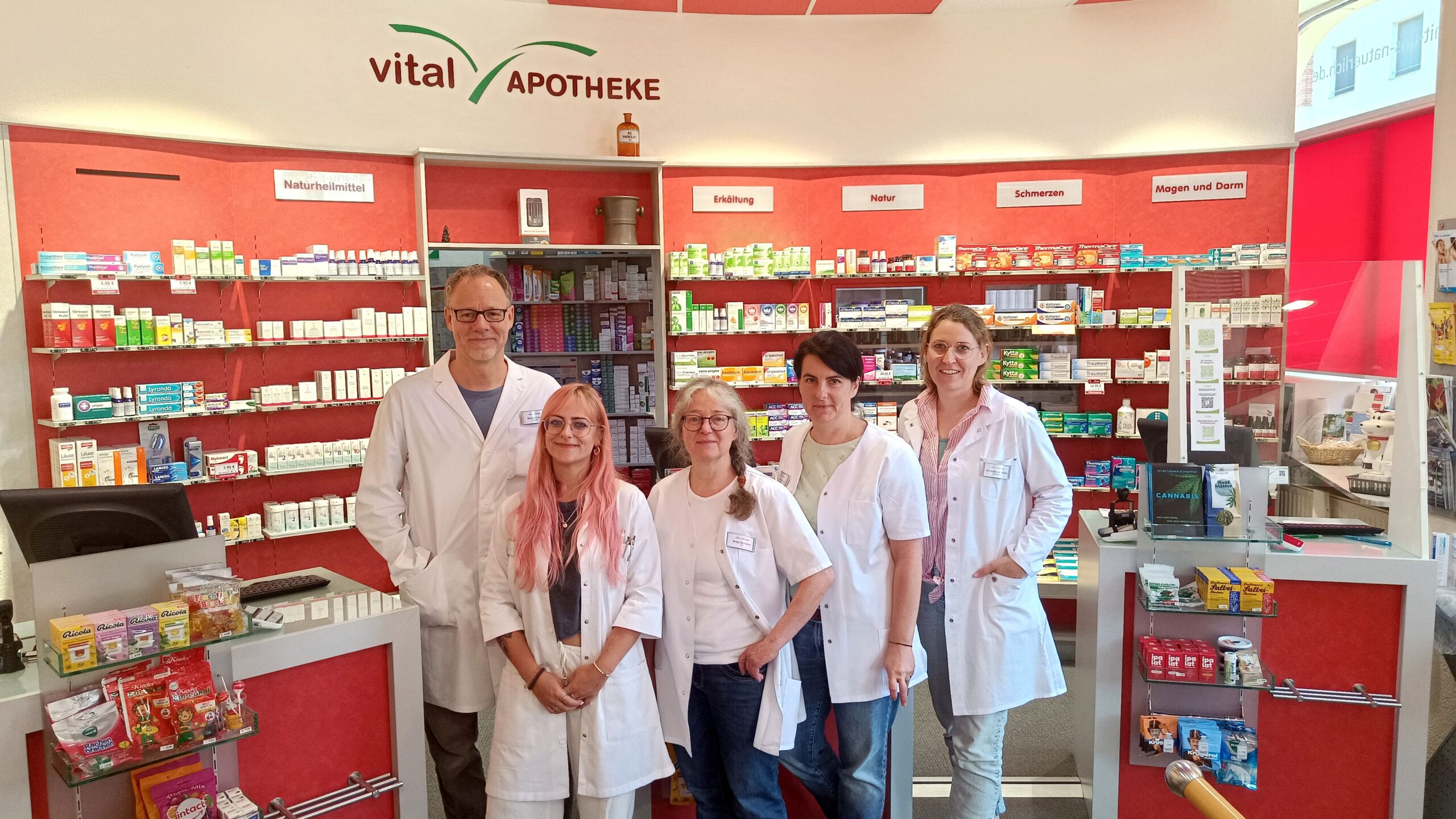 Mit Herzlichkeit, Sachverstand und einer Prise alternativen Denkens arbeitet das Team der VitalApotheke. 