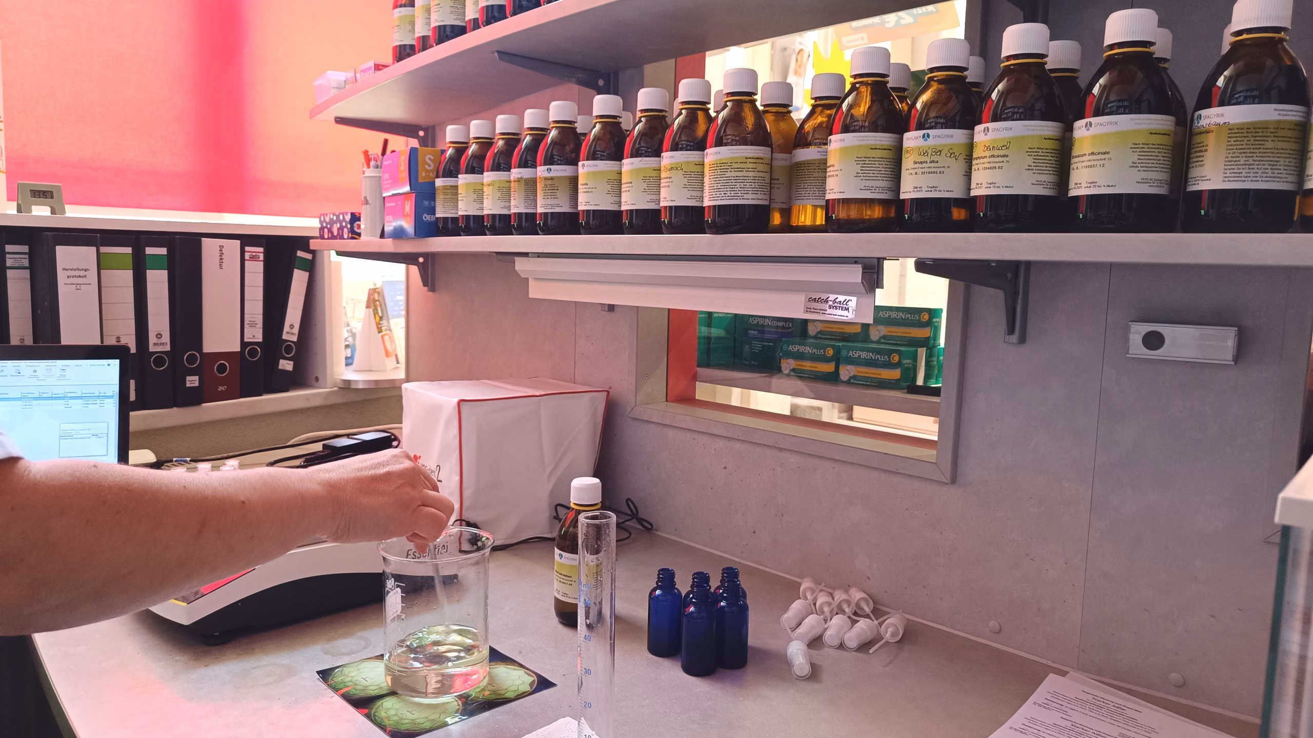 Einblick in den Herstellungsprozess einer spagyrischen Mischung. 