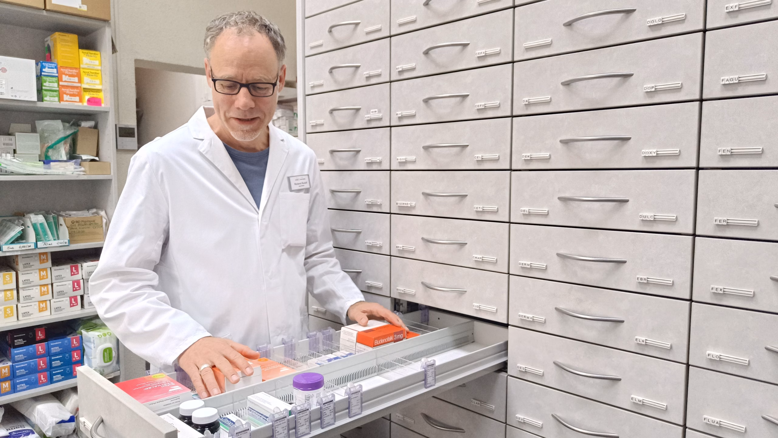 Roland Rudolf am Apothekerschrank, dem "Generalalphabet". 