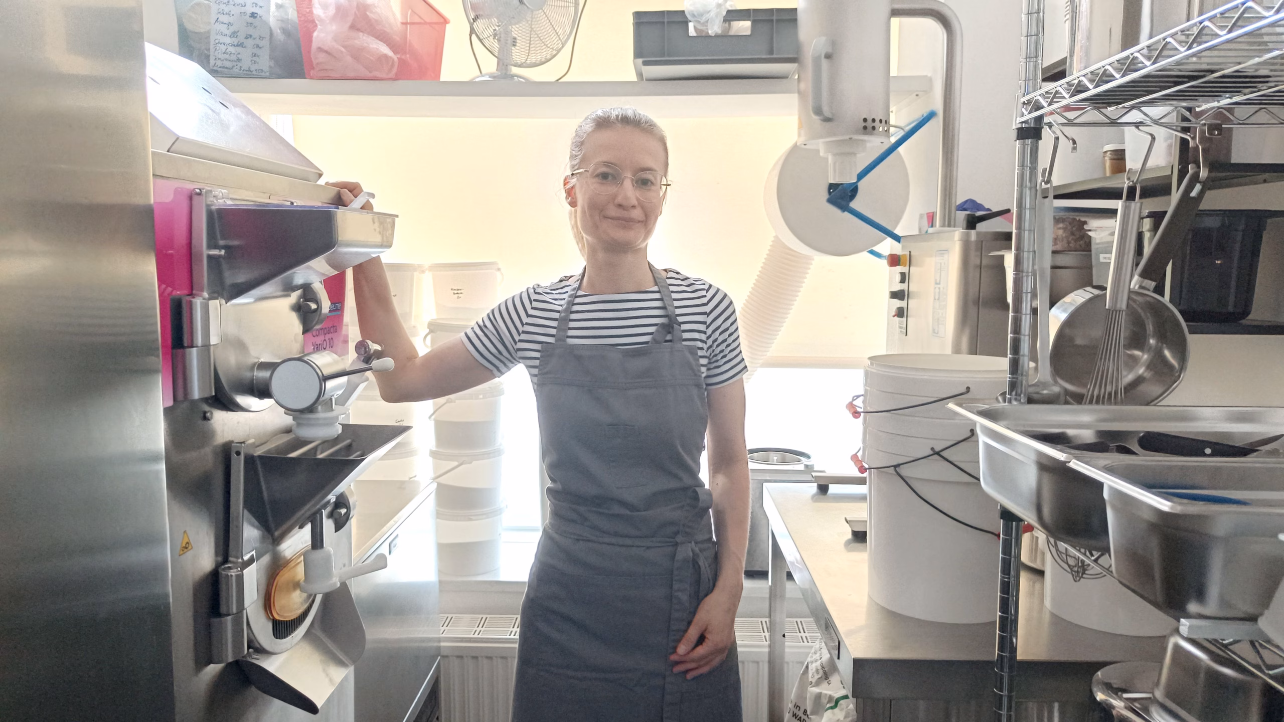 Backen, Gefrieren, Kühlen, Bedienen der Eismaschine - manchmal "Tetris-Spielen".