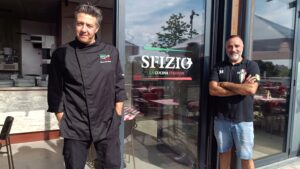 Enrico di Matteo (l.) und dessen Cousin präsentieren stolz das im Juli eröffnete "Sfizio" in der Hafencity. Foto: S. Reichel