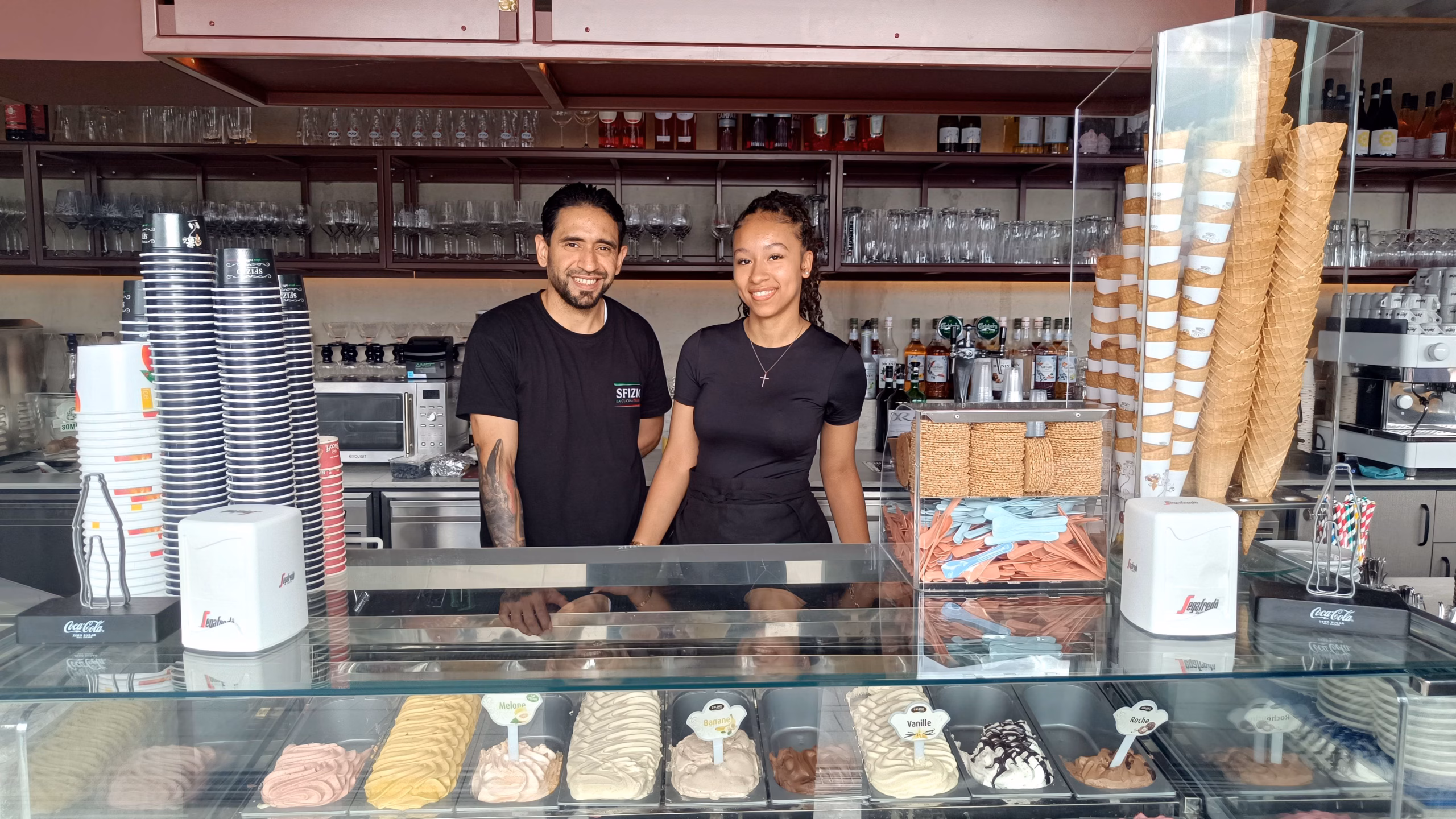 Yara und Armando verkaufen hausgemachtes Eis im "Sfizio".