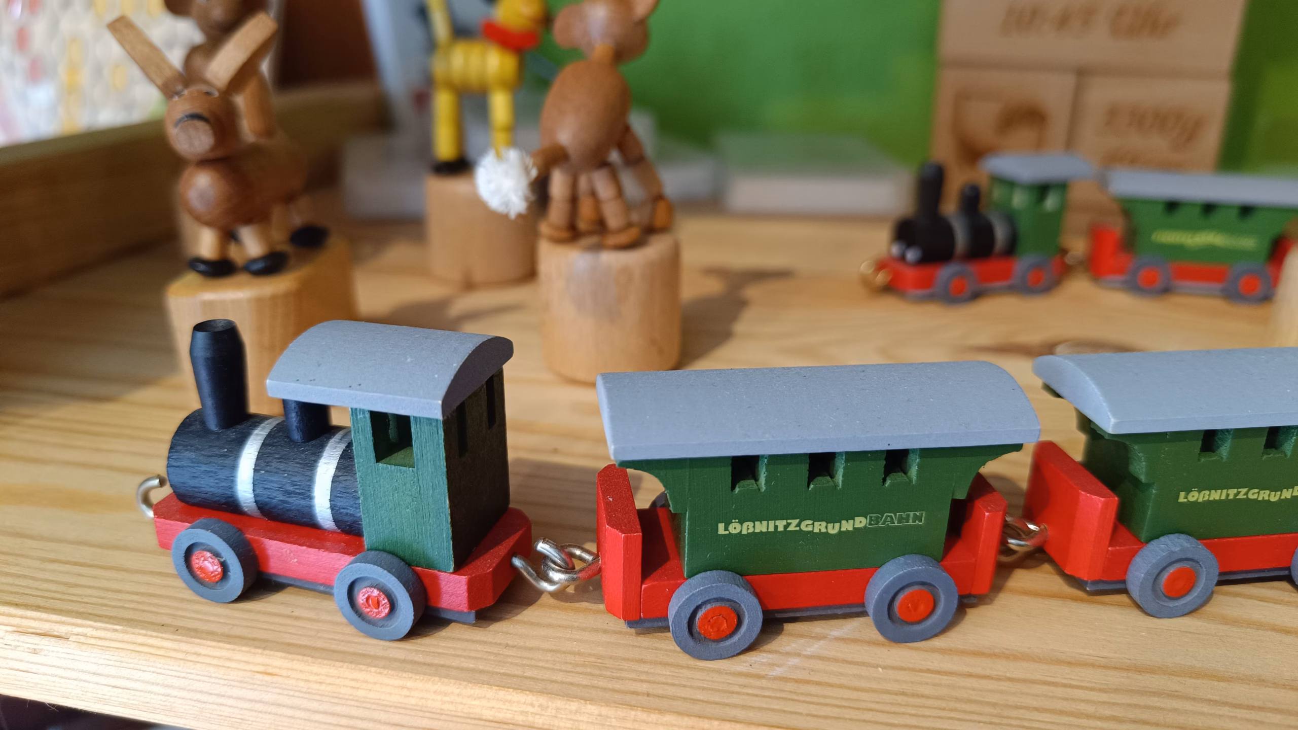 "Hält ewig", erklärt Dostlebe mit Blick auf ihr Spielwarensortiment.