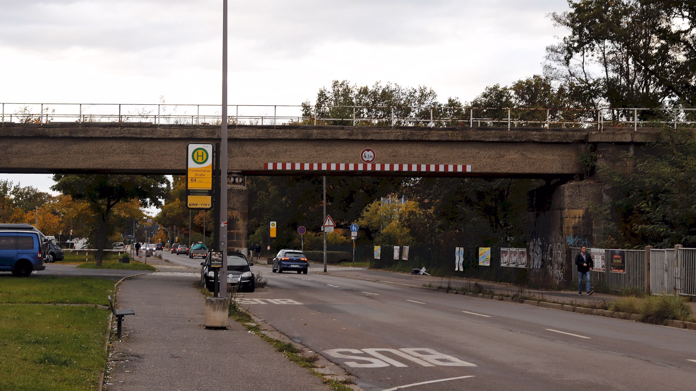 Die alte Werkbahnbrücke hat ausgedient. Foto: J. Frintert
