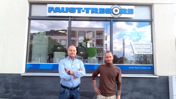 Johannes Faust (r.) und Sven Liebisch (l.) als eingespieltes Team: Faust in der Beratung für Sicherheitsprodukte, Liebisch im technischen Service.