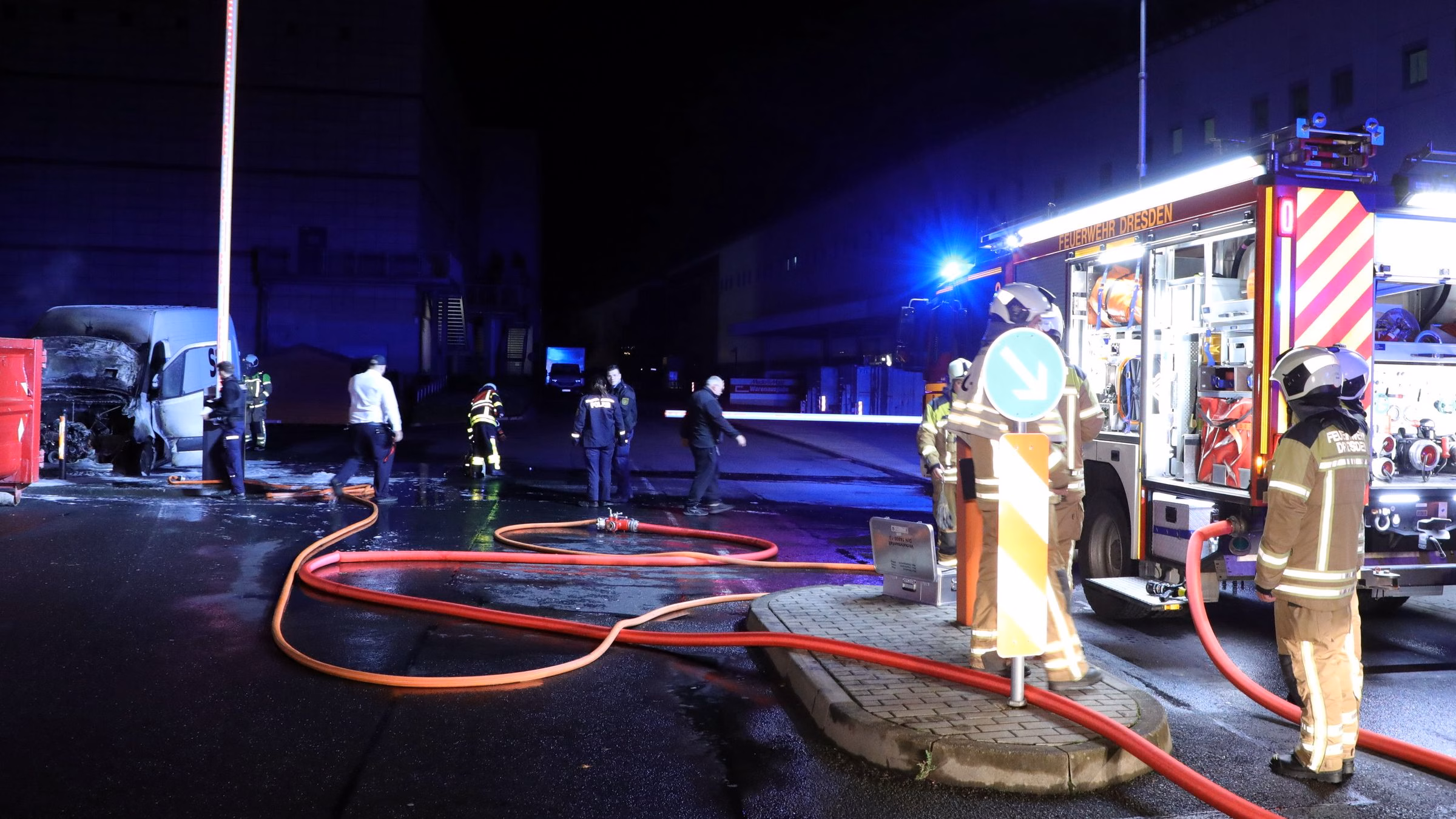 Die Feuerwehrleute der Wache Übigau hatten den Brand schnell unter Kontrolle. Foto: R. Halkasch