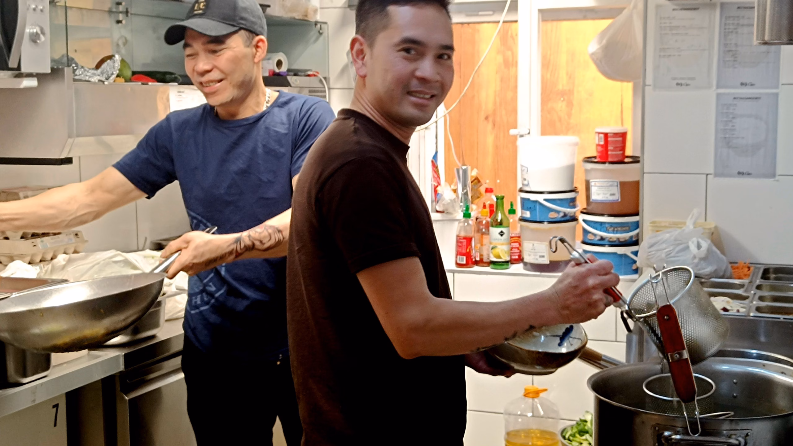 Traditionelle vietnamesische Gerichte sowie japanisches Sushi stehen auf der Karte. Oftmals sind Speisen vegetarisch, viele auch vegan. 