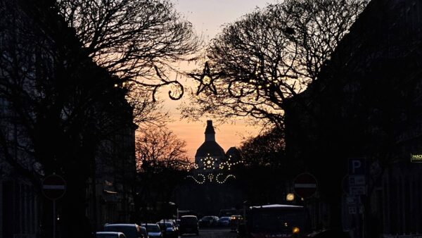weihnachtsbeleuchtete Oschatzer Straße - Foto: J. Frintert