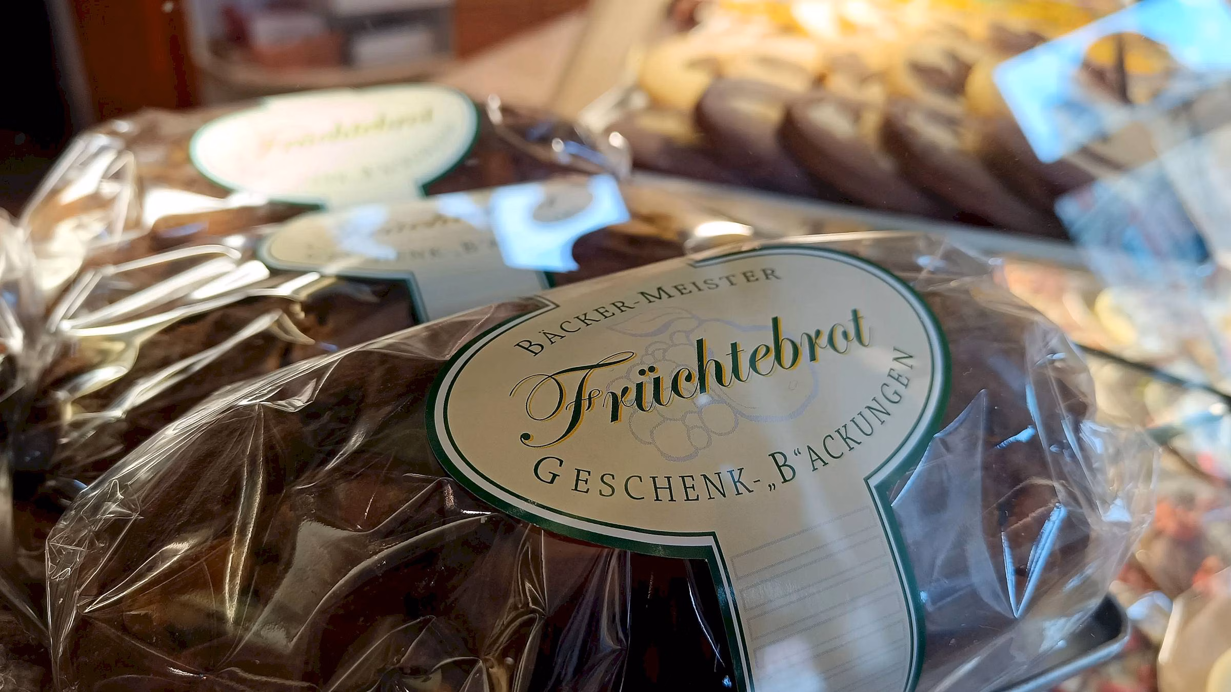 Feines aus der Backstube: Neben dem Stollen bietet die Konditorei Maaß auch Eierschecke, Baumkuchen, Teegebäck, Schokolade und handgefertigtes Früchtebrot. Foto: S. Reichel