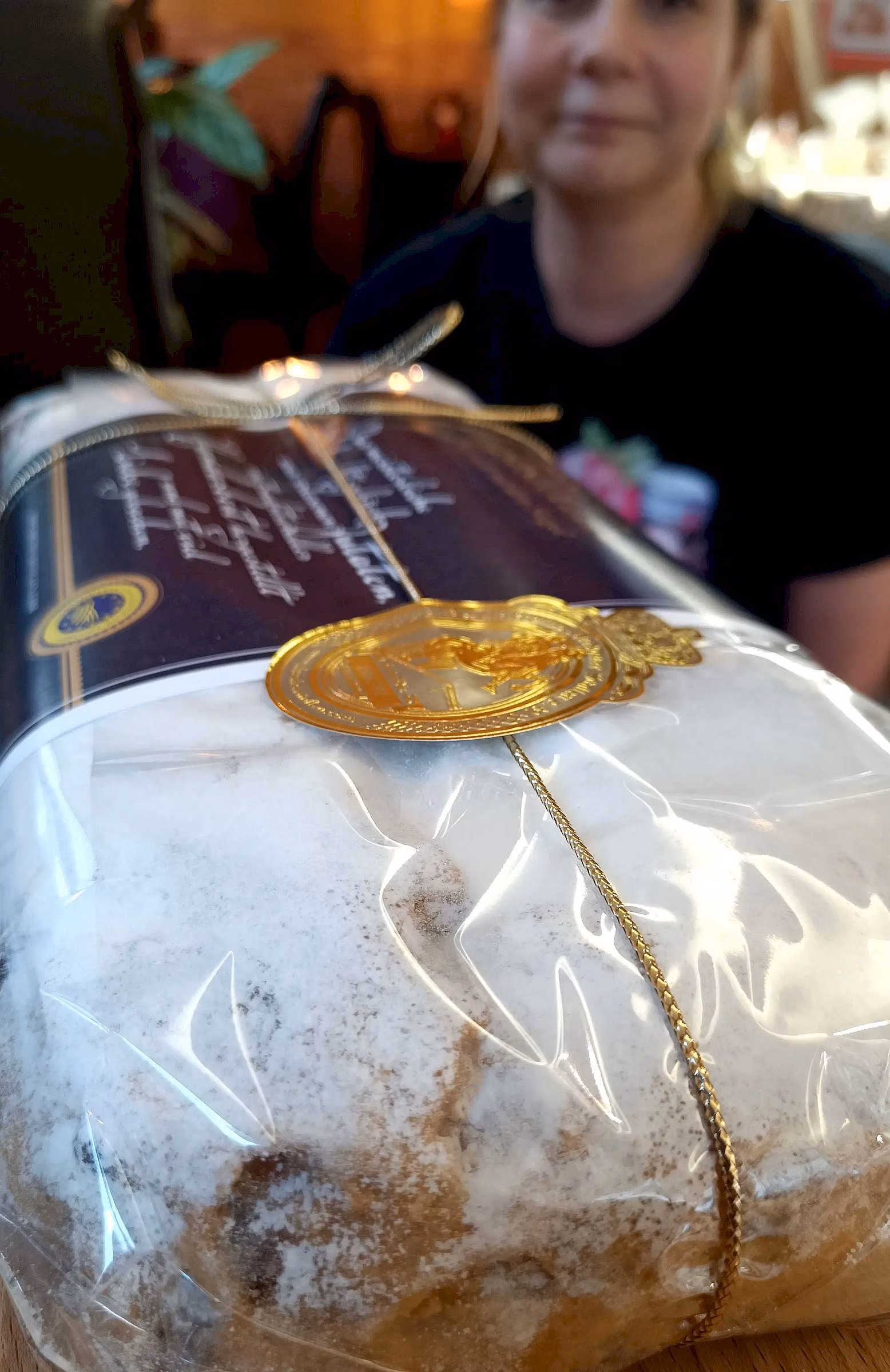 Der echte Dresdner Christstollen: goldbraune Kruste, saftiger Kern und veredelt mit dem traditionellen StollenDer echte Dresdner Christstollen: goldbraune Kruste, saftiger Kern und veredelt mit dem traditionellen Stollensiegel. Foto: S. Reichel