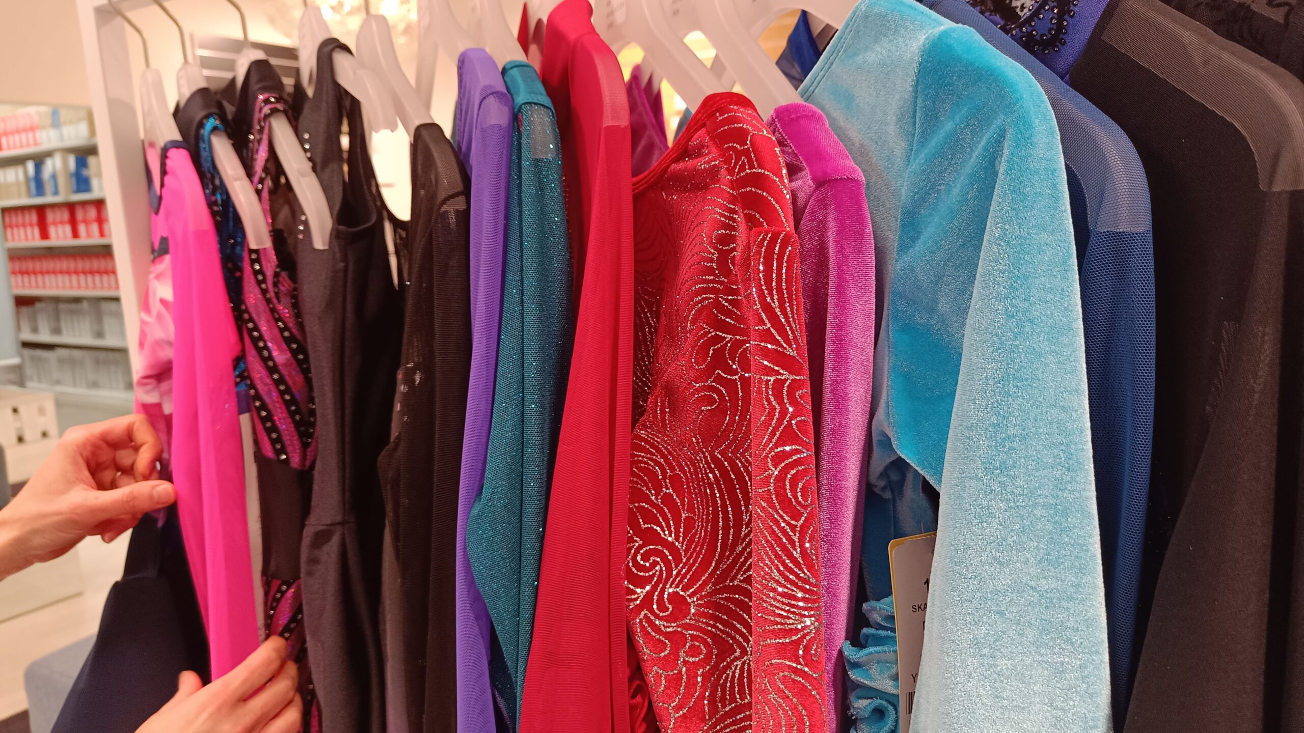 "Glitzer ist beliebt", meint Jaster. Im "Ice Expression" findet man Trainingskleidung und Wettkampfoutfits für den Eiskunstlauf.