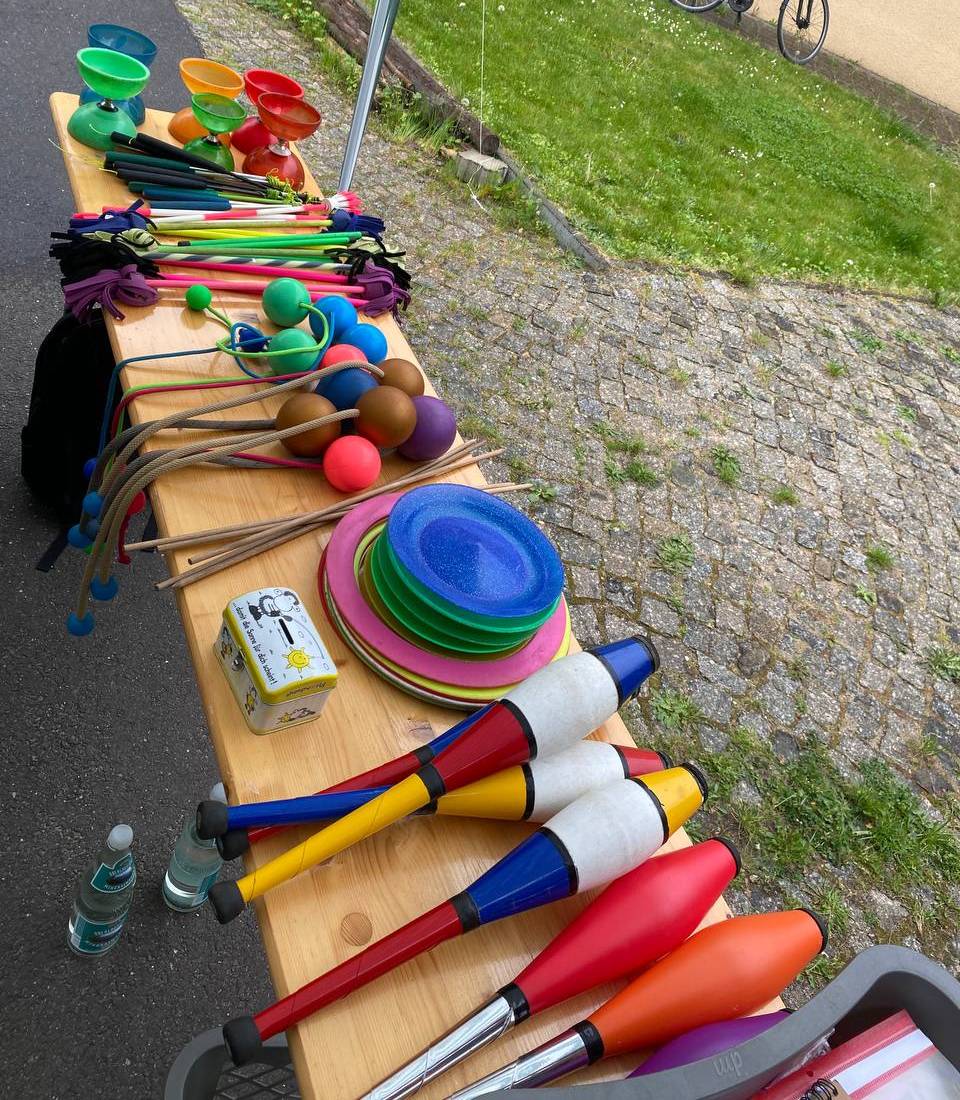 Diabolo, Flowersticks, Poi, Jonglierteller und Keulen. Es fehlen (noch) die Jonglierbälle. Foto: Michael Schönfelder