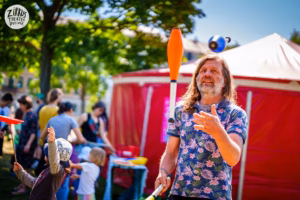 "Üben kann ich überall" - die "Zirkuspause" hält Bälle in der Luft Michael Schönfelder beim zweiten Zirkustheater-Festival »Vom Fallen und Fangen«, fotografiert am 04. Juni 2023 in Dresden. Foto: André Wirsig