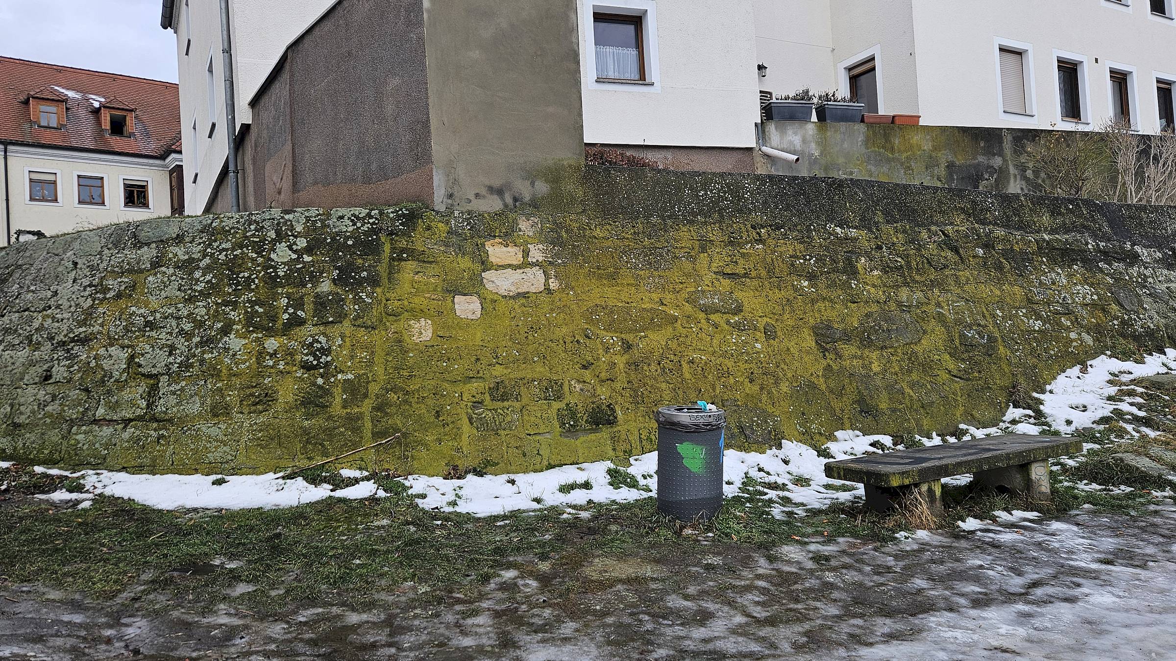 Die Kosten für die Entleerung des Mülleimers am Dorfplatz in Altmickten werden nun aus Mitteln des Stadtbezirks bezahlt. Foto: J. Frintert
