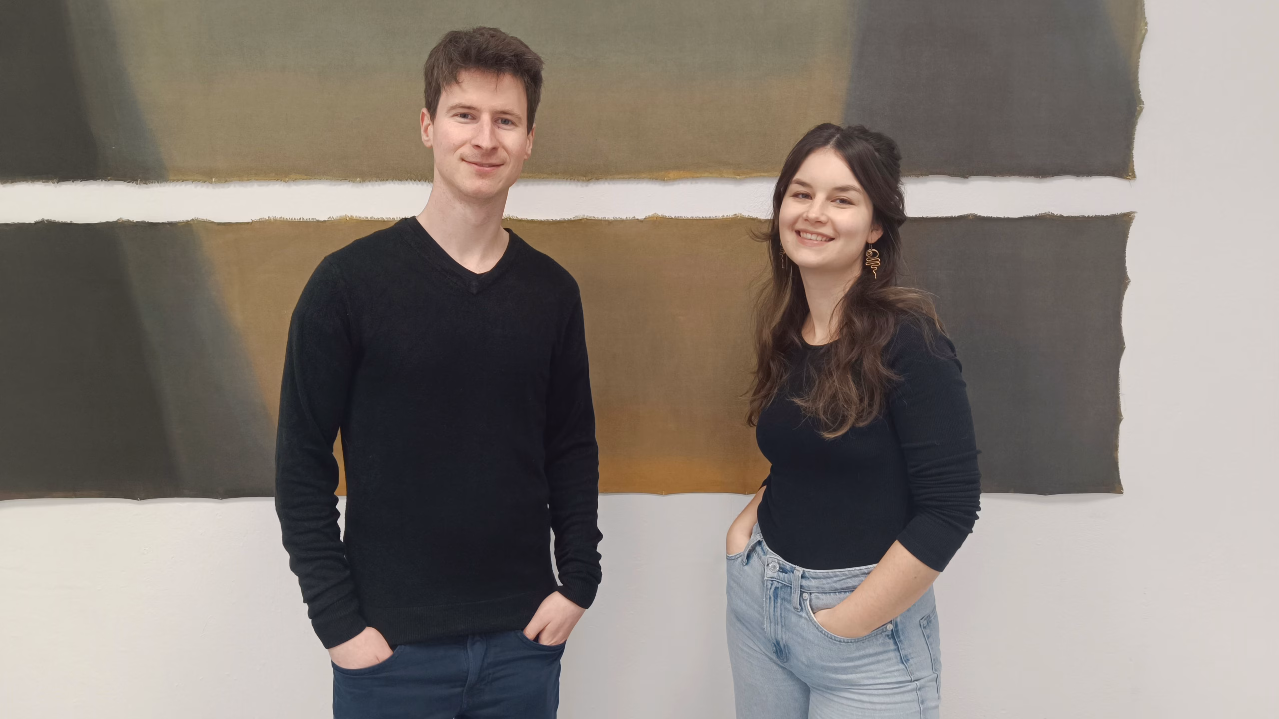 Künstler, Meisterschüler und Galerist ist Patrick Hermann. Mit der Kuratorin Isabell Stickler führt er seit November 2025 die Galerie. Im Hintergrund eine Arbeit von Katharina Wilhelm. Foto: S. Reichel