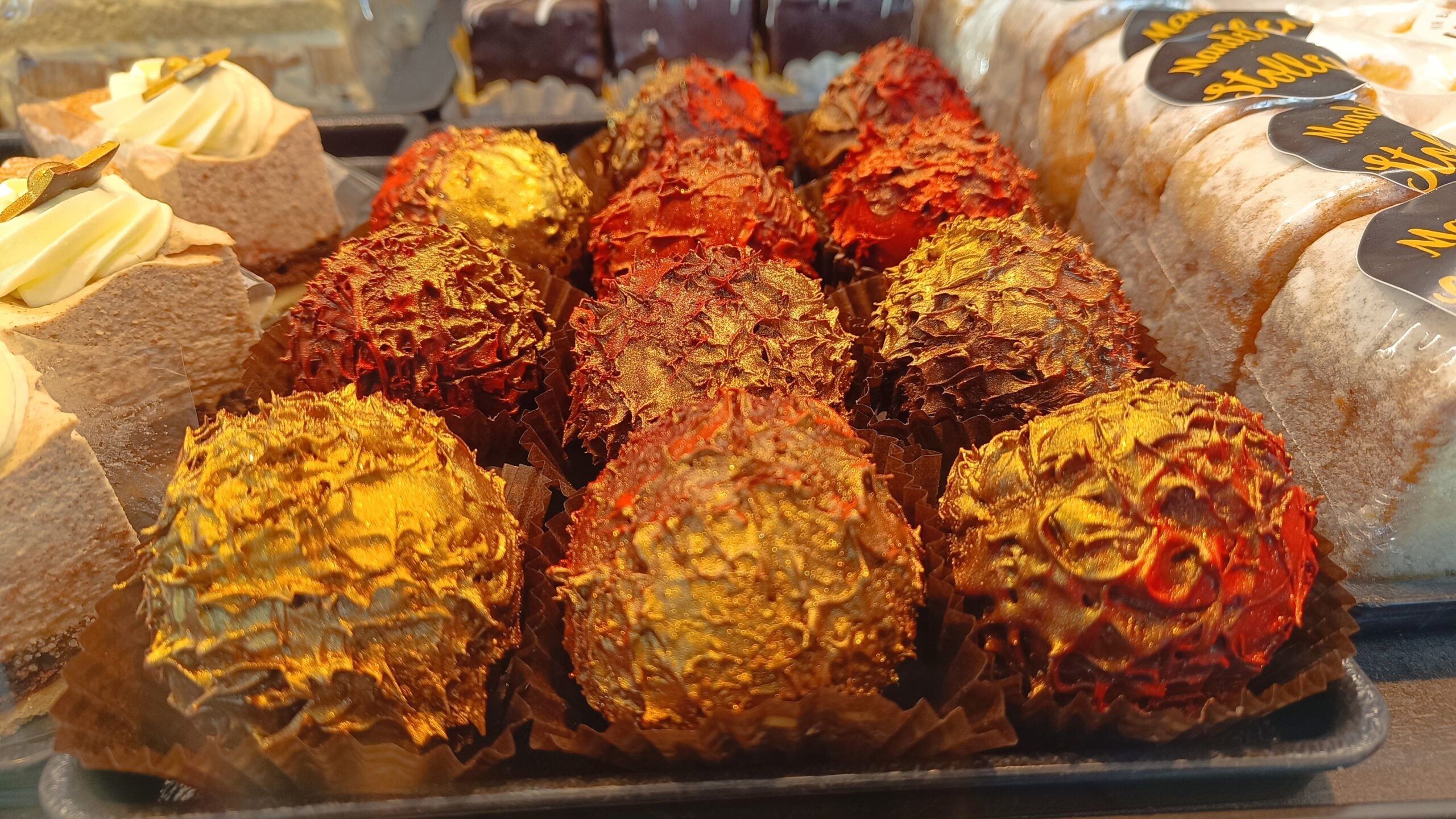 Feinste Konditoreikunst aus Sachsen: Torten, Teilchen, Echte Dresdner Christstollen und Punschkugeln laden zum Genießen ein.Jedes Stück ist handgefertigt.