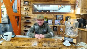 Christian Masch alias "Chris" verbindet Industrieästhetik mit Handwerkskunst – und schafft in seinen RetroWerken einzigartige Objekte mit Charakter. Foto: S. Reichel