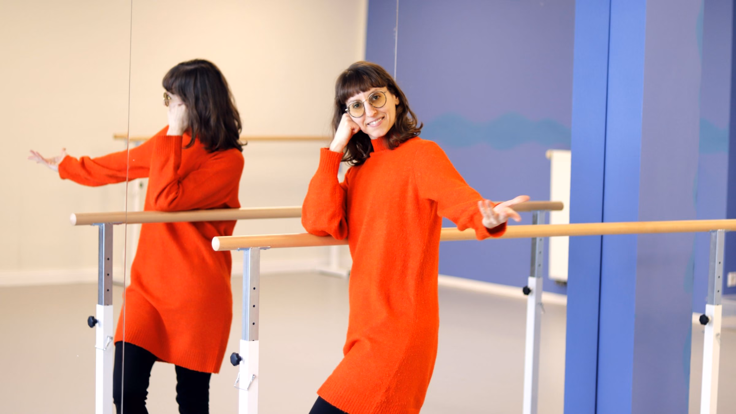 Große Spiegel und ein wunderbar weicher Tanzteppich im Raum "Arno" - Foto: J. Frintert