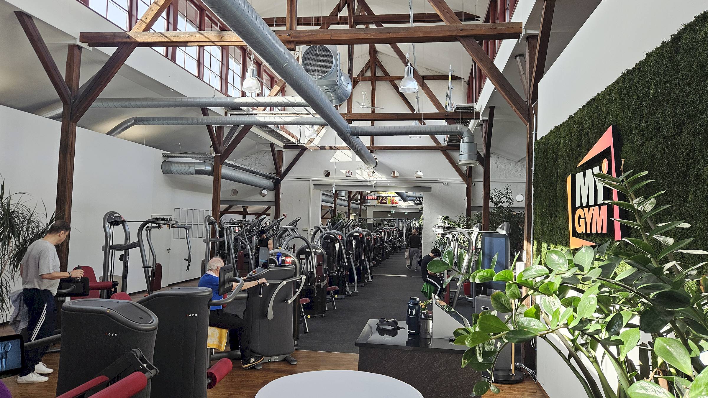 Mehr als 100 Geräte gibt es im MyGym am alten Micktener Straßenbahnhof. Foto: J. Frintert