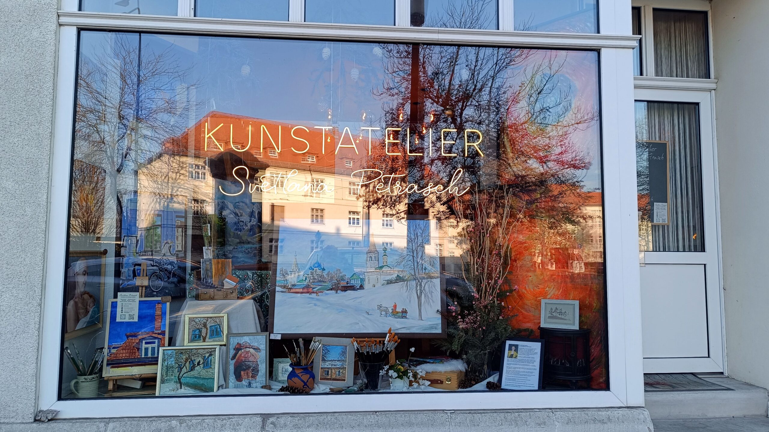 Farbenfrohe Gemälde locken auch spontan Besucher ins "Kunstatelier Svetlana Petrasch". Foto: S. Reichel