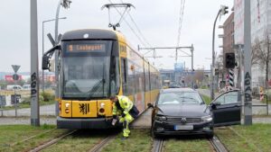 Verkehrsunfall an der Pieschener Straße - Foto: Roland Halkasch