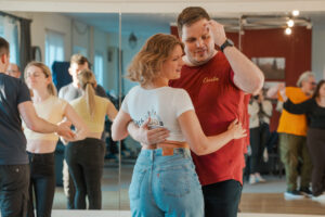 Lisa Bruns und Carsten Trzaska betreiben die Dresdner Tanzschule „Bachadda“ und engagieren sich seit Jahren für den Aufbau der Bachata-Szene in der Stadt. Foto: Makowa M. Photography