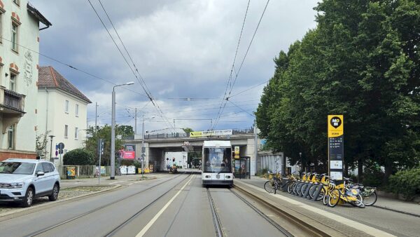 Aufgrund von Fahrleitungsbauarbeiten auf der Leipziger Straße kommt es zu Einschränkungen auf der Straßenbahnlinie 4. Foto: J. Frintert