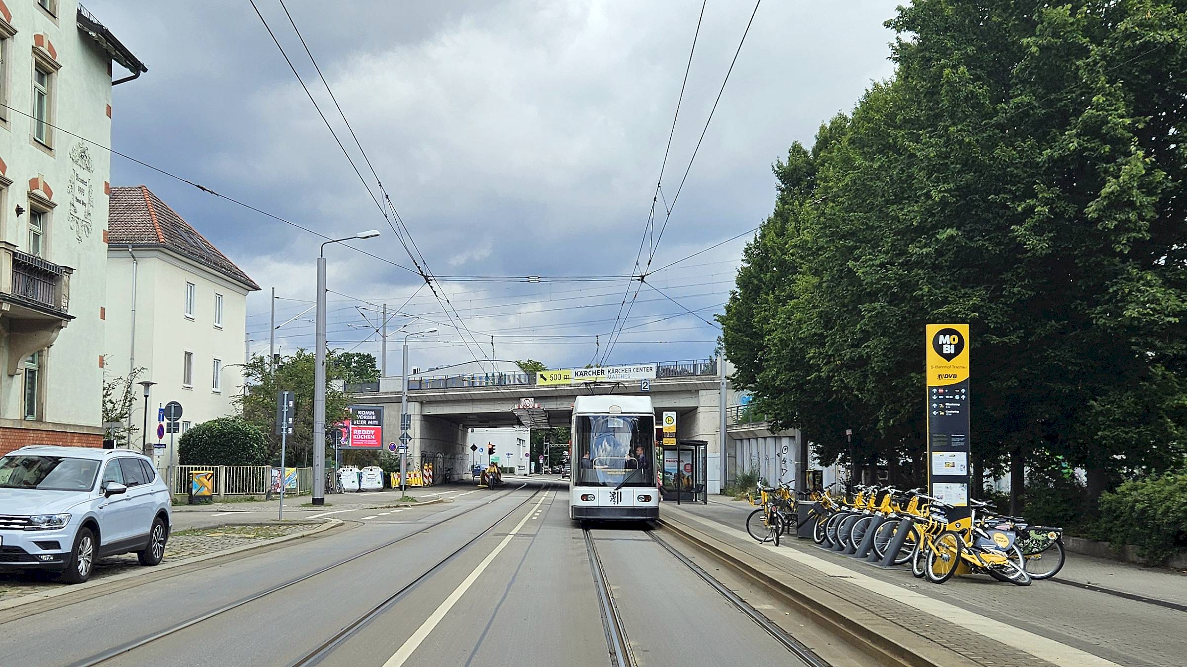 Aufgrund von Fahrleitungsbauarbeiten auf der Leipziger Straße kommt es zu Einschränkungen auf der Straßenbahnlinie 4. Foto: J. Frintert