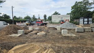 An der Eisenberger Straße entsteht ein Ladepark für Elektroautos. Foto: J. Frintert