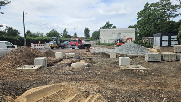 An der Eisenberger Straße entsteht ein Ladepark für Elektroautos. Foto: J. Frintert
