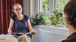 Sozialbürgermeisterin Kristin Klaudia Kaufmann im Gespräch mit dem Leiter der AWO-Schuldnerberatung Sebastian Lelanz - Foto: J. Frintert