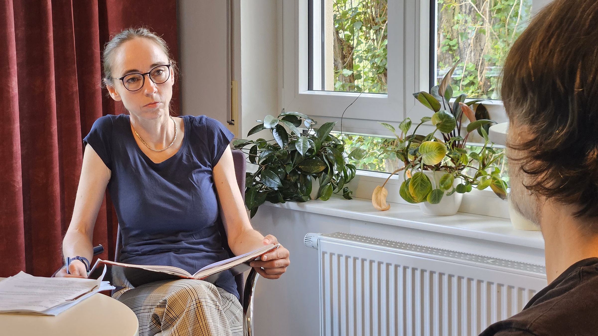 Sozialbürgermeisterin Kristin Klaudia Kaufmann im Gespräch mit dem Leiter der AWO-Schuldnerberatung Sebastian Lelanz - Foto: J. Frintert