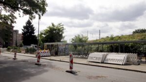 Neben der aktuellen Radabstellanlage soll eine zweite, abschließbare, entstehen. Foto: J. Frintert