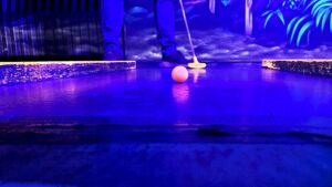 Erster Dresdner Gastro- & Freizeit-Cup: Minigolf für gebeutelte Branche Das Runde muss ins Runde. 3-D-Brillen können helfen. Foto: J. Frintert