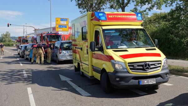 Rettungskräfte im Einsatz nach Unfall am Elbepark - Foto: R. Halkasch