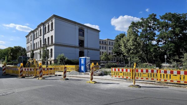 Bagger, Bauzäune und ein Dixi-Klo: Vor der 8. Grundschule an der Konkordienstraße wird die Schulwegsicherheit verbessert. Foto: J. Frintert