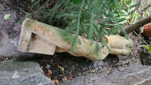 Umgestürzter Seitenblick im Garten der Bildhauerin. Foto: K. Feindt Eißner
