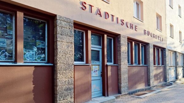 Die Bücherei ist im Jahre 2000 hinter das Pieschener Rathaus gezogen. Foto: KiKlA