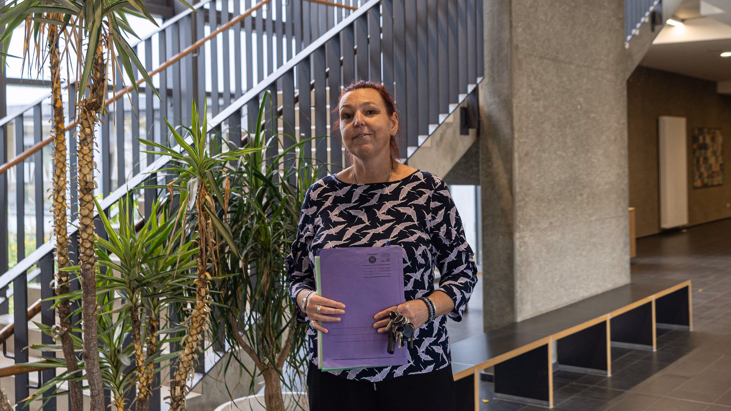 Ute Hanke, Leiterin der Abendoberschule, in dem begrünten Treppenhaus des Gymnasiums. Foto: Sebastian Diehl